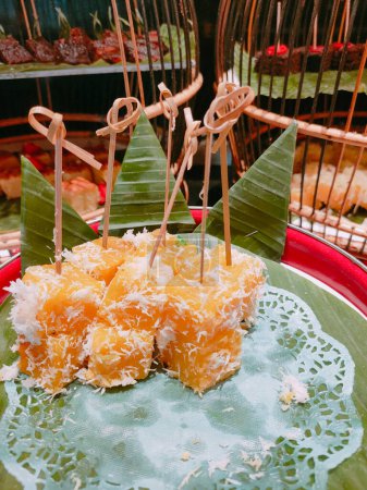 Le gâteau traditionnel indonésien "Ongol ongol" fait de manioc servi dans une assiette, avec un arrangement attrayant, est très appétissant pour les visiteurs.