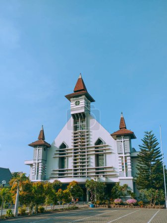 Téléchargez les photos : Surabaya-Indonésie, 18 mai 2024.Vue de face d'une Église catholique de style tropical indonésien, conformément à la culture et au climat indonésiens. Vue du niveau des yeux. - en image libre de droit