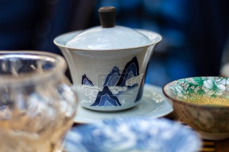 Théière chinoise traditionnelle en porcelaine et tasses sur la table