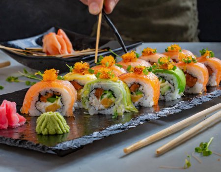 Una tentadora extensión de coloridos rollos de sushi dispuestos en una bandeja negra elegante