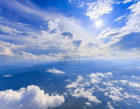 Téléchargez les photos : Fond bleu ciel avec des nuages blancs et le soleil, Le ciel bleu vaste et nuages ciel par une journée ensoleillée - en image libre de droit