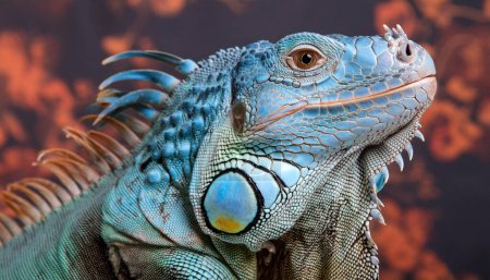 Retrato de iguana azul con textura vívida en el entorno artístico del estudio