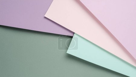 Feuilles de papier colorées disposées en palette pastel pour un fond créatif