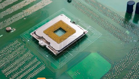 Eine detaillierte Ansicht einer CPU auf einer grünen Leiterplatte, symbolisiert Technologie und Berechnung