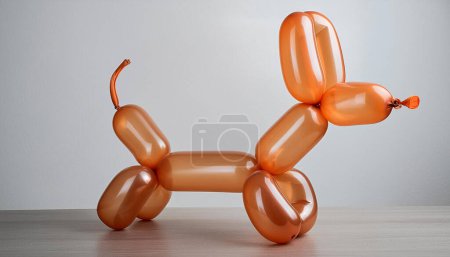 Un globo naranja retorcido en forma de perro juguetón sobre un fondo blanco
