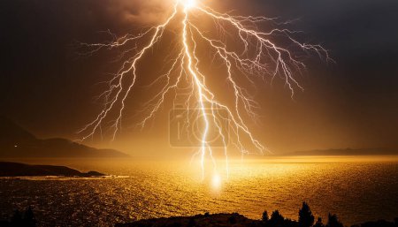 ein goldener Blitz vor dunklem Hintergrund, der die rohe Kraft und Energie symbolisiert