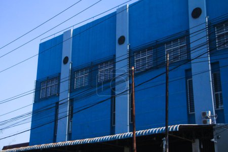 Blaue Gebäude vor dem Hintergrund des blauen Himmels am Nachmittag