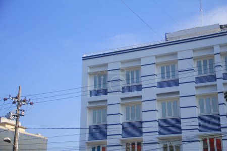 Blaue Gebäude vor dem Hintergrund des blauen Himmels am Nachmittag