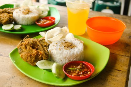 Ayam Geprek oder Chicken Crush ist ein typisches indonesisches Essen, das bei den Indonesiern sehr begehrt ist