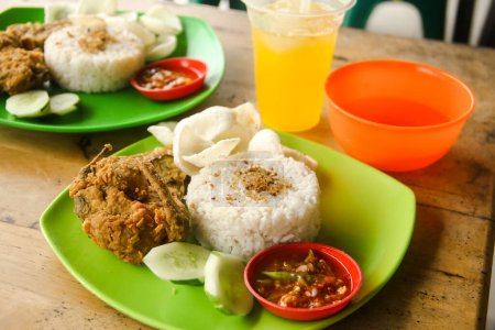 Ayam Geprek oder Chicken Crush ist ein typisches indonesisches Essen, das bei den Indonesiern sehr begehrt ist