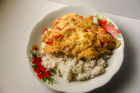 Omelette and white rice is a simple, healthy and inexpensive breakfast dish