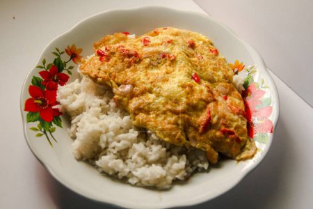 Tortilla y arroz blanco es un plato de desayuno simple, saludable y barato