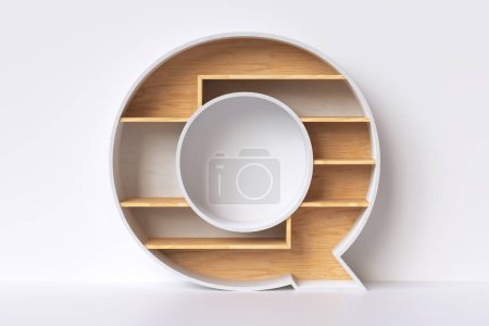 Téléchargez les photos : Lettre en bois 3D Q en placage d'érable blanc et planches de contreplaqué de pin. Concept de design de mobilier jeunesse. rendu 3D - en image libre de droit