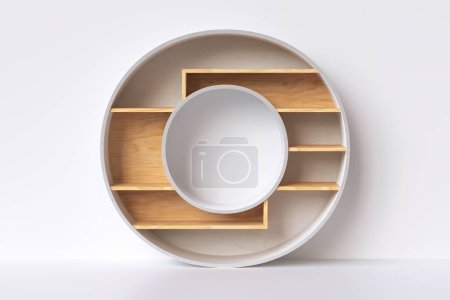 Foto de Estanterías 3d en forma de una letra O hecha de madera. Ideal para mostrar productos decorativos. Renderizado 3D - Imagen libre de derechos