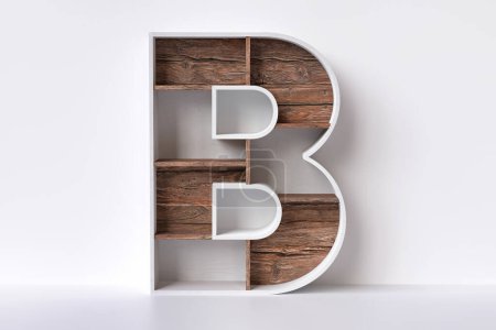 Foto de Letra B del alfabeto de madera 3D hecha de tablones de madera contrachapada blanca y estantes de madera cruda. Estilo de diseño de estanterías agradable para mostrar libros, artículos decorativos o productos en venta. Renderizado 3D. - Imagen libre de derechos