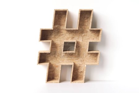Téléchargez les photos : Symbole de hashtag en bois 3D composé de panneaux OSB. Recyclé signe conceptuel élégant des médias sociaux. rendu 3D de haute qualité. - en image libre de droit