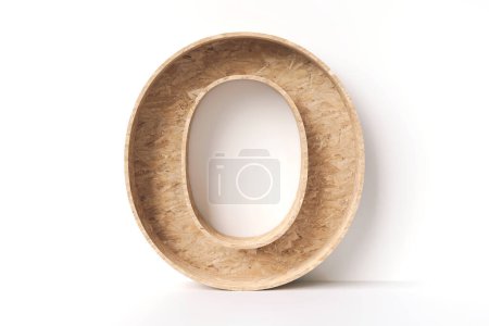 Foto de Letra de madera 3D O hecha de tableros OSB. Reciclar el alfabeto conceptual elegante. Renderizado 3D de alta calidad. - Imagen libre de derechos