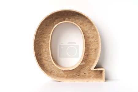 Foto de Letra de fuente de madera Q hecha de tablero de filamento orientado. Nuevos conceptos de materiales de diseño de interiores de tendencia. Alta representación 3D detallada. - Imagen libre de derechos