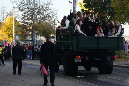 Téléchargez les photos : Budapest, Hongrie - 22 octobre 2023 : Marche floue de foule allant de l'Université de technologie et d'économie au parc commémoratif en l'honneur du soulèvement hongrois contre l'URSS le 23 octobre. - en image libre de droit