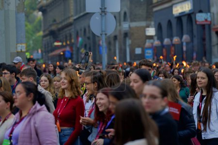 Téléchargez les photos : Budapest, Hongrie - 22 octobre 2023 : Marche floue de foule allant de l'Université de technologie et d'économie au parc commémoratif en l'honneur du soulèvement hongrois contre l'URSS le 23 octobre. - en image libre de droit