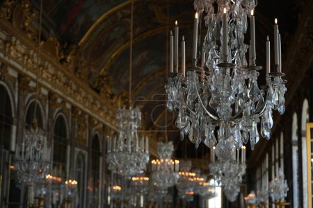 Téléchargez les photos : Versailles, France, 29.07.2023 : Lustre dans la salle miroir de Versailles - en image libre de droit