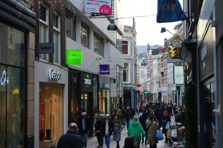 Foto de Venestraat 12, 2511 AS Den Haag, Nederlands - 23 de diciembre de 2023: Vista a la calle turística. Multitud de turistas en el fondo. - Imagen libre de derechos