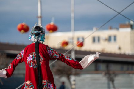 Téléchargez les photos : Budapest, Jegenye u. 27, Hongrie - 3 février 2024 : Des Chinoises en costumes traditionnels. Célébration du Nouvel An chinois. - en image libre de droit