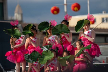 Téléchargez les photos : Budapest, Jegenye u. 27, Hongrie - 3 février 2024 : performances des filles chinoises en costumes traditionnels. Célébration du Nouvel An chinois. - en image libre de droit