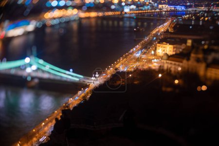 Budapest, Hungría - 7 de febrero de 2024: Vista panorámica de la noche Budapest desde la plataforma de observación Citadella. 