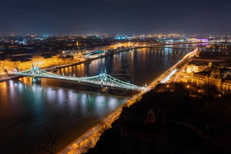 Budapest, Hongrie - 7 février 2024 : Vue panoramique de la nuit Budapest depuis la plate-forme d'observation Citadella. 