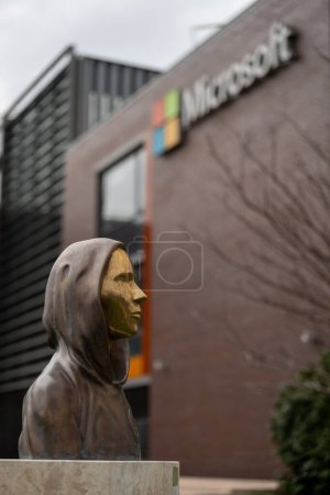Téléchargez les photos : Budapest, Hongrie - 10 mars 2024 : Monument Satoshi Nakamoto. Microsoft Office en arrière-plan. - en image libre de droit