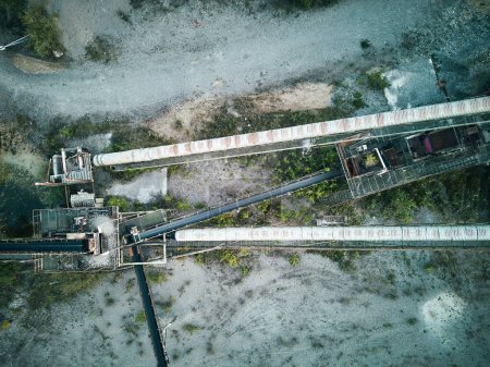 Foto de Pozo de grava con estanque - Vista aérea - Grava comercial y cantera de arena - Industria de grava - Imagen libre de derechos