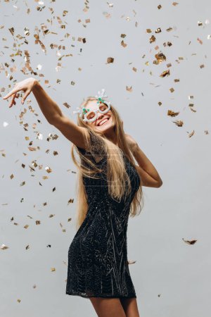 Foto de Año nuevo mujer joven divirtiéndose en fiesta de Navidad con confeti - Imagen libre de derechos