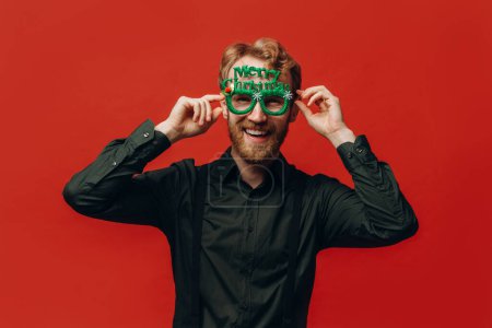 Foto de Hombre guapo pelirrojo con gafas de carnaval en la fiesta de Año Nuevo. Estudio foto. - Imagen libre de derechos