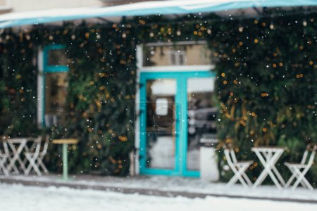 Foto de Luces de Navidad, decoraciones de árboles de Navidad de una cafetería o tienda. Blur fondo de una calle de la ciudad con iluminación de Navidad. - Imagen libre de derechos