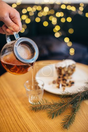 Foto de Pudín tradicional inglés al vapor con té caliente para Navidad. - Imagen libre de derechos