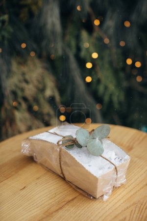 Foto de Pudín tradicional inglés al vapor con frutos secos y nueces para Navidad - Imagen libre de derechos