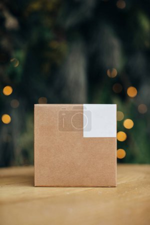 Foto de Burlarse. Cajas de papel Kraft con pegatinas blancas sobre fondo navideño. - Imagen libre de derechos
