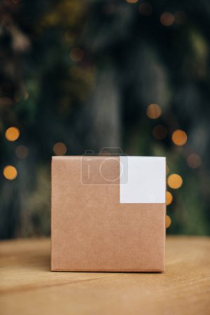 Foto de Burlarse. Cajas de papel Kraft con pegatinas blancas sobre fondo navideño. - Imagen libre de derechos