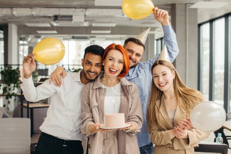 Téléchargez les photos : Femme d'affaires célébrant son anniversaire et faisant une fête avec des collègues dans son bureau. - en image libre de droit