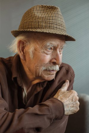 Téléchargez les photos : Ferme là. Portrait réfléchi d'un vieillard aux cheveux gris. - en image libre de droit