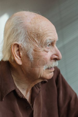 Téléchargez les photos : Ferme là. Portrait réfléchi d'un vieillard aux cheveux gris. - en image libre de droit