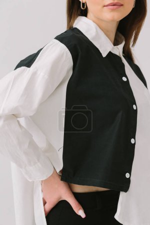Téléchargez les photos : Photo of a beautiful brunette woman in a fashionable shirt isolated on a white background. Shirt mockup. - en image libre de droit