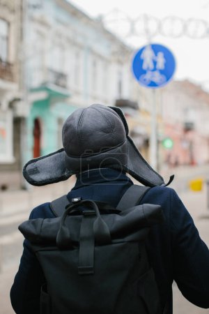 Téléchargez les photos : Homme âgé profitant d'une promenade dans la ville d'hiver le week-end. Le concept de vie urbaine et de loisirs. - en image libre de droit