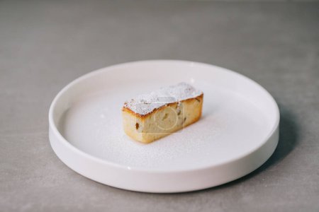 Téléchargez les photos : Délicieux gâteau à la farine d'amande française sur une assiette. Gros plan - en image libre de droit