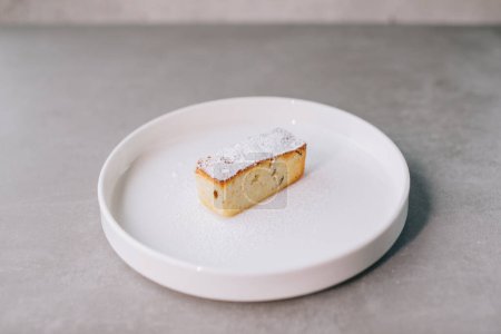Foto de Delicioso pastel de harina de almendras francés en un plato. Primer plano - Imagen libre de derechos