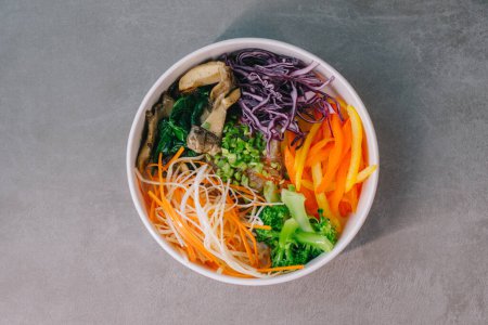 Téléchargez les photos : Poke bowl aux légumes, riz et champignons - en image libre de droit