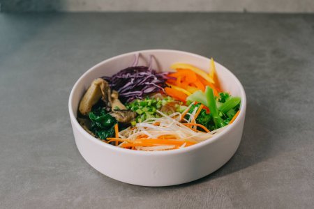 Foto de Poke bowl con verduras, arroz y setas. - Imagen libre de derechos