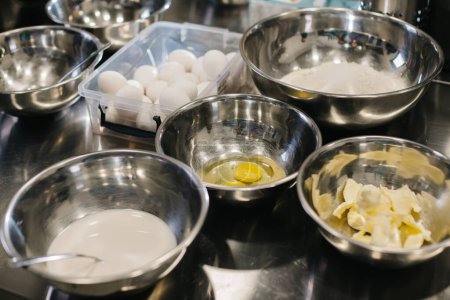 Foto de Ingredientes para hornear pasteles de cerca, huevos, mantequilla, leche, azúcar. - Imagen libre de derechos