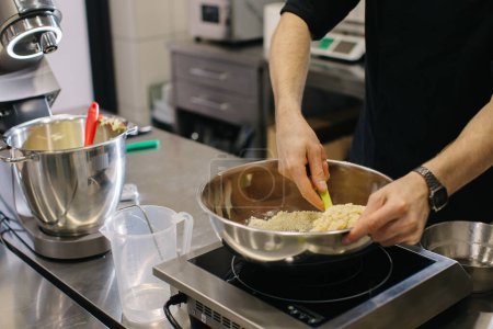 Téléchargez les photos : Le chef travaille dans la cuisine. Le processus de fabrication de la pâte pour les macarons. - en image libre de droit